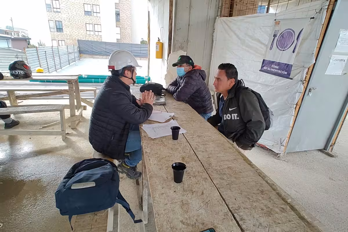 Especialista en SST verificando en obra el cumplimiento del SG-SST con los formatos de inspección